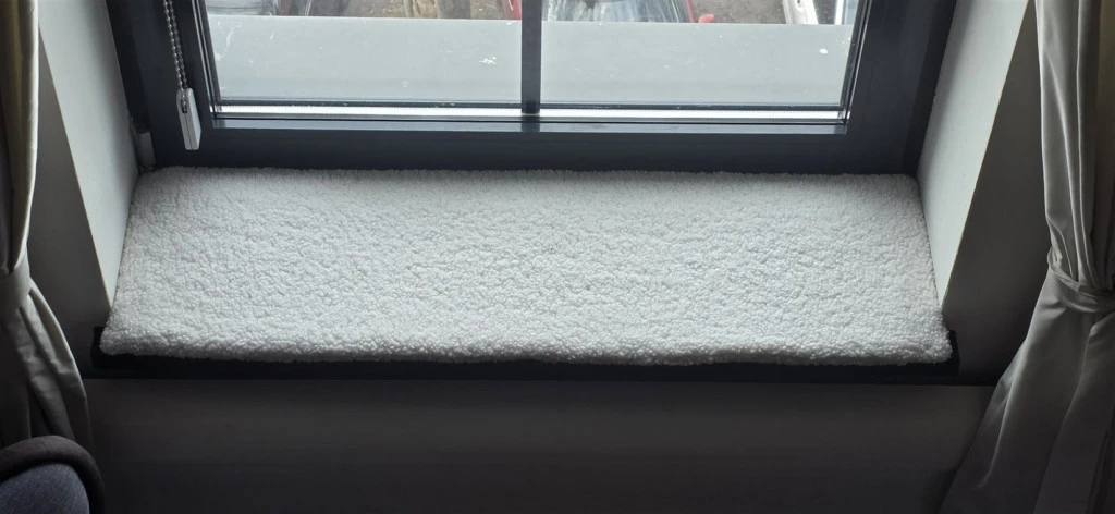 Teddy-Fensterbankkissen in Weiß, genau so breit wie die Fensterbank