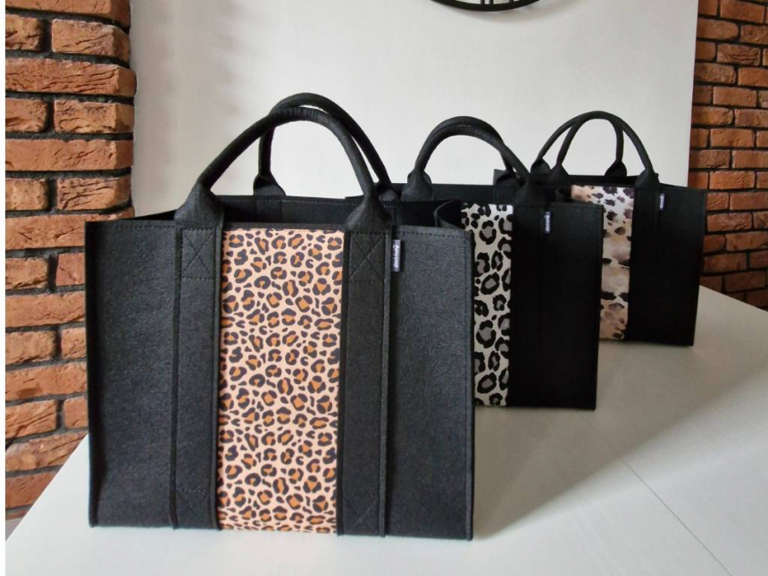 Handgefertigte Leoprint Filztasche in Grau mit markantem Leoprint-Muster