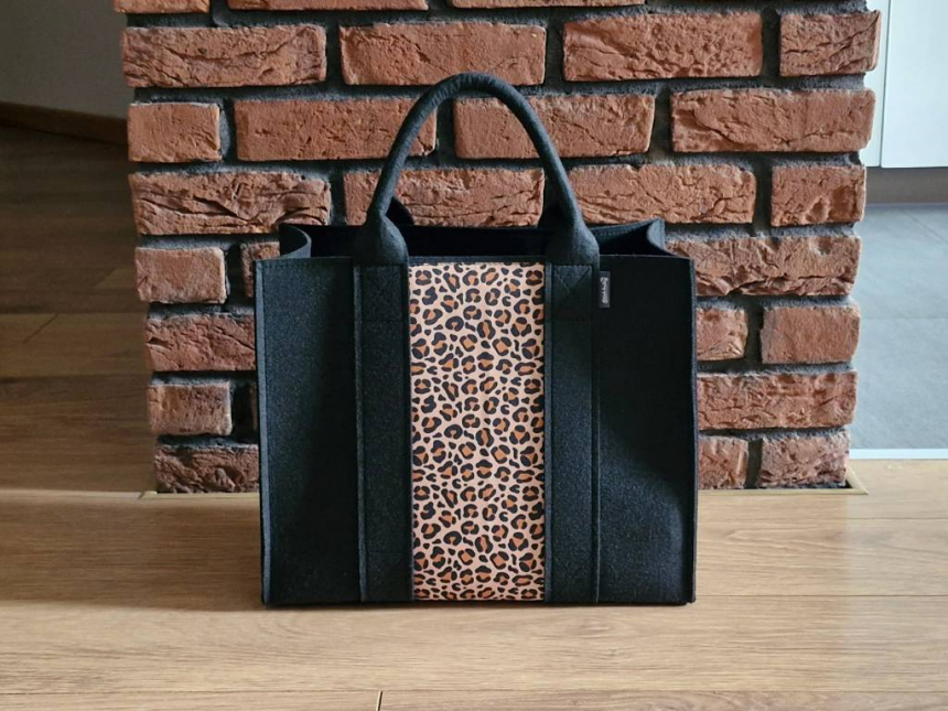 Handgefertigte Leoprint Filztasche in Grau mit markantem Leoprint-Muster