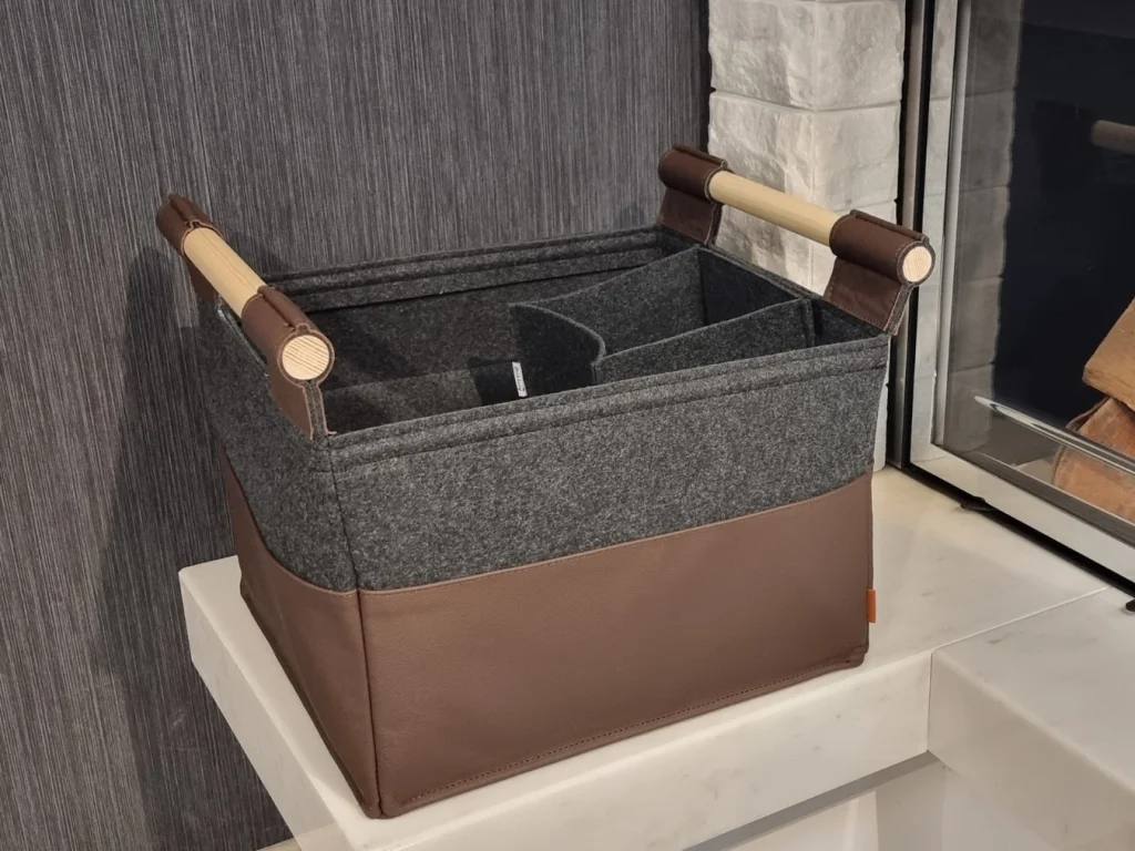 Handgefertigte Leoprint Filztasche in Grau mit markantem Leoprint-Muster