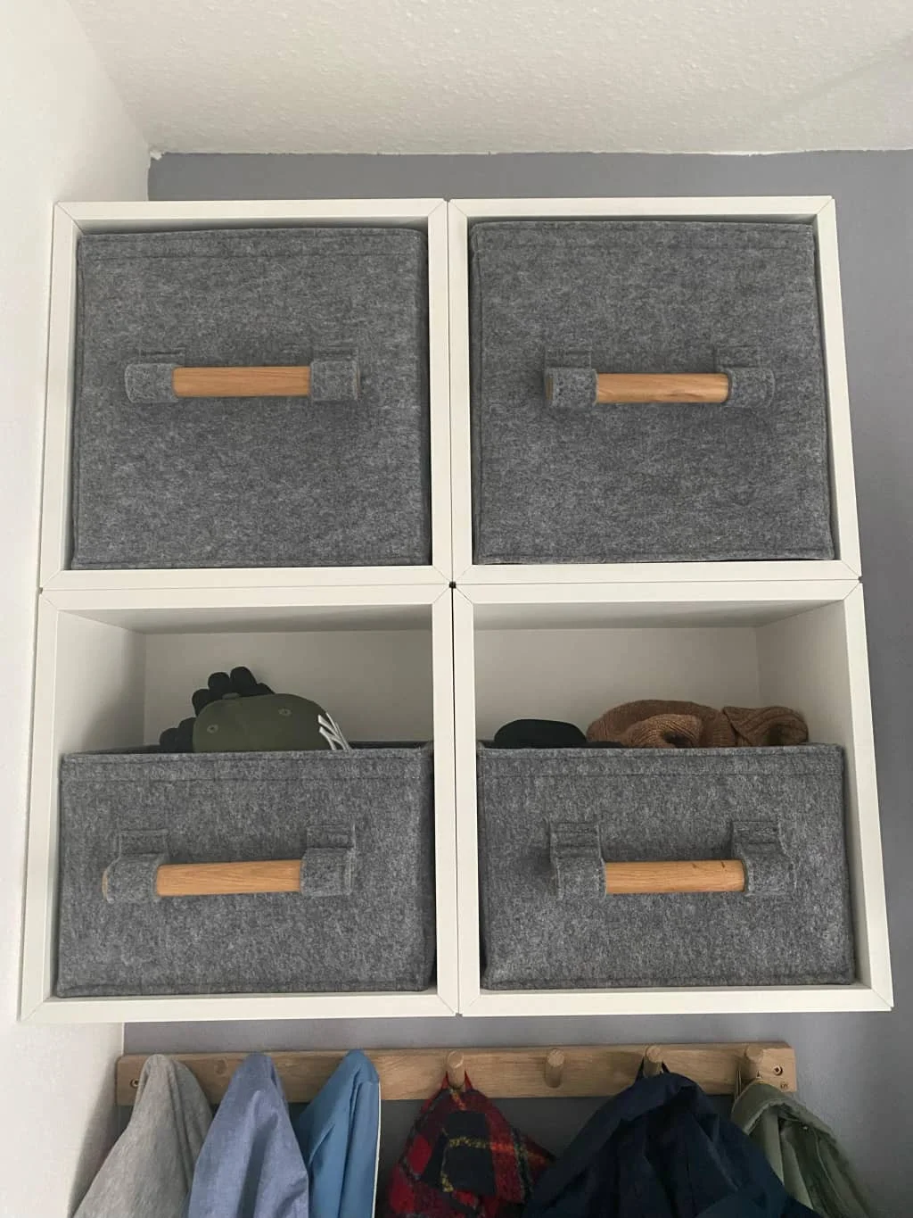 Hellgrauer Filzkorb mit Holzgriff im Ikea Eket Regal
