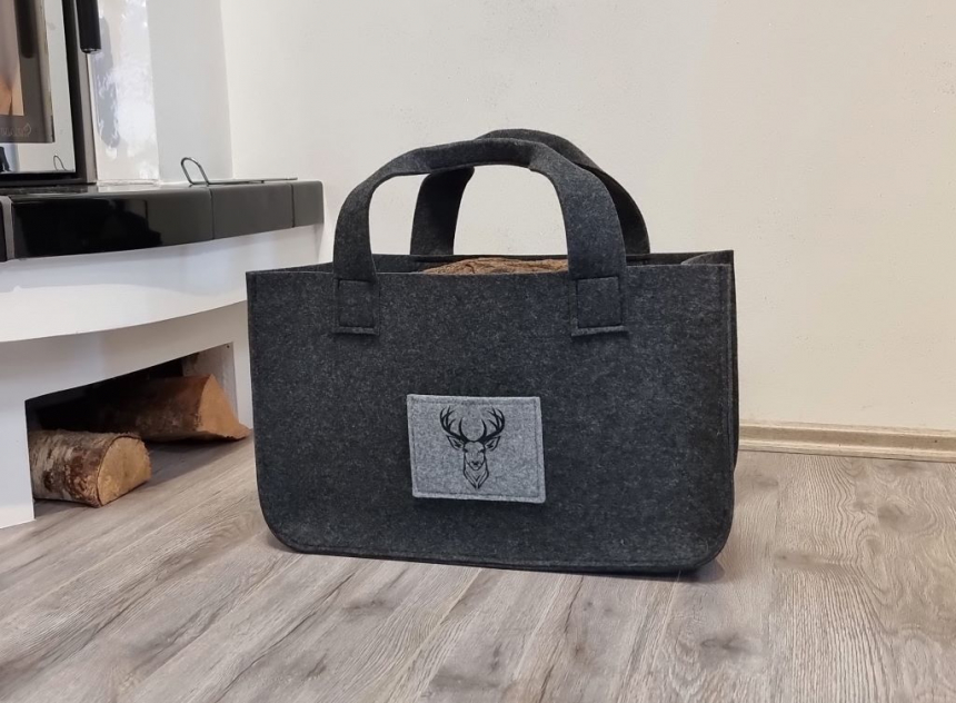 Geräumige Filztasche mit ausreichend Platz für Kaminholz. Praktisch und robust für den täglichen Gebrauch