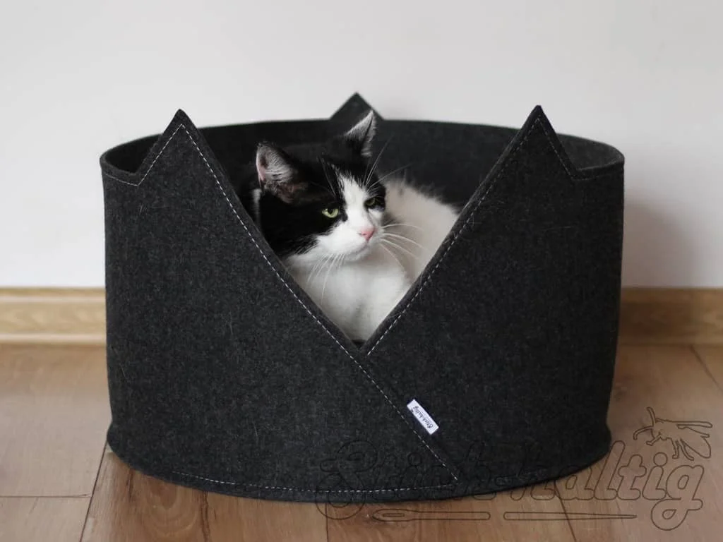 Rundes Katzebett aus Filz mit Katze