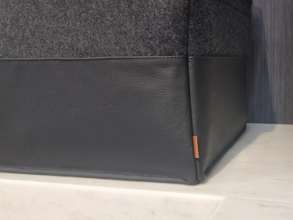 Brennholzkorb aus Filz mit Leder