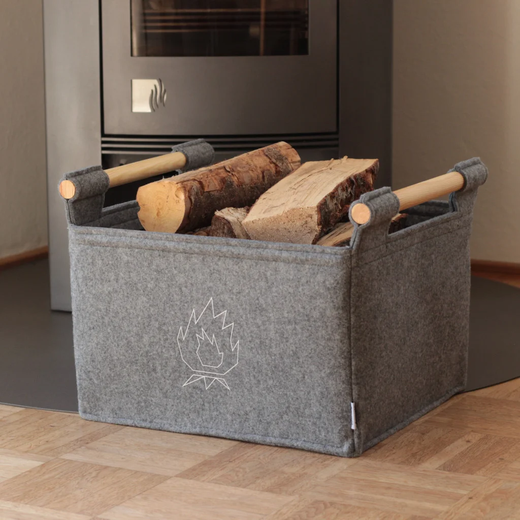 Holzkorb aus Filz mit Feuermotiv