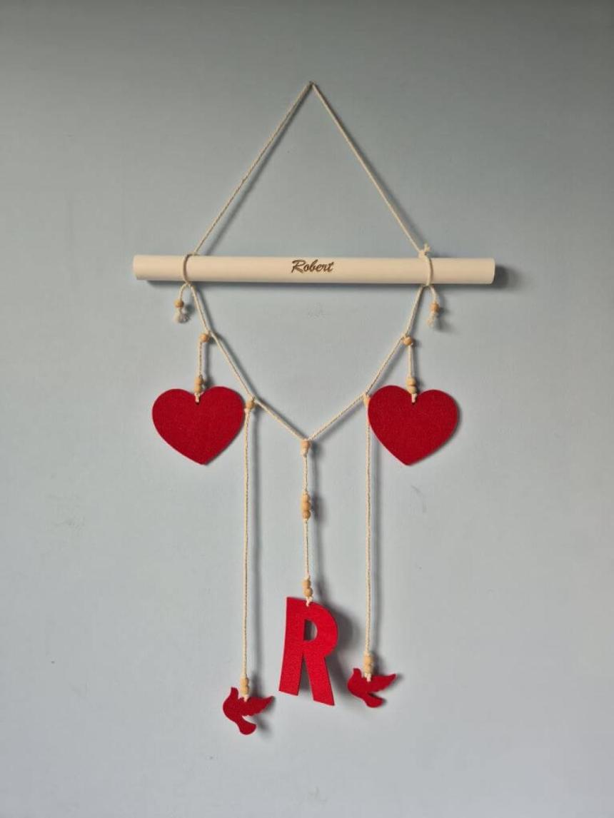 Personalisierte Makramee Wanddeko mit Namen, roten Filzherzen, Filzbuchstaben, Holzperlen und Naturkordel. Handgemachter Wandhänger als liebevolles Geschenk zur Geburt, Taufe, Babyshower, Hochzeit oder als Dekoration für das Kinderzimmer.