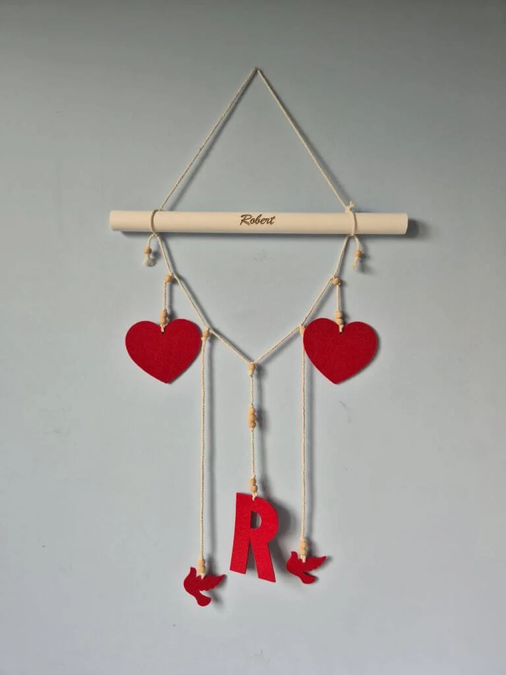 Personalisierte Makramee Wanddeko mit Namen, roten Filzherzen, Filzbuchstaben, Holzperlen und Naturkordel. Handgemachter Wandhänger als liebevolles Geschenk zur Geburt, Taufe, Babyshower, Hochzeit oder als Dekoration für das Kinderzimmer.