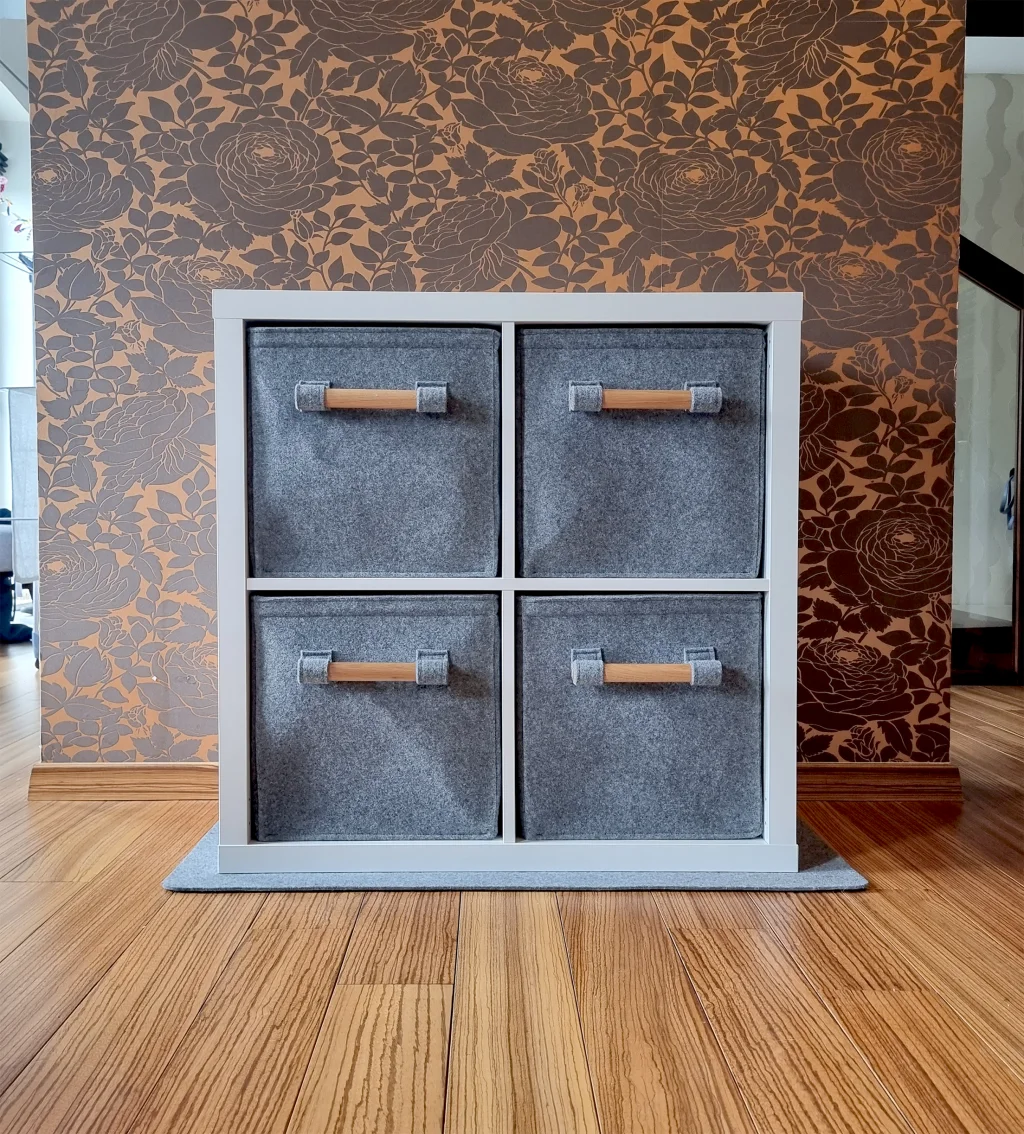 Hellgrauer Filzkorb mit Holzgriff im Ikea Kallax Regal