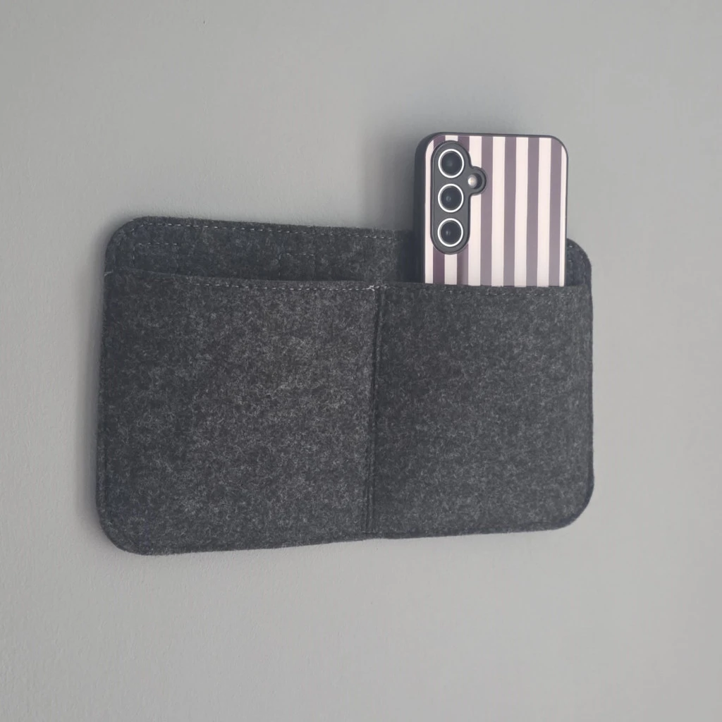 Wandorganizer aus dunkelgrauem Filz mit zwei Fächern und Smartphone, 25 × 15 cm