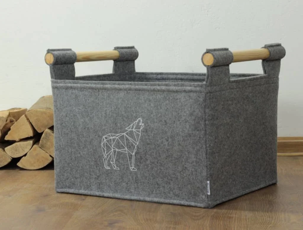 Holzkorb mit Wolf