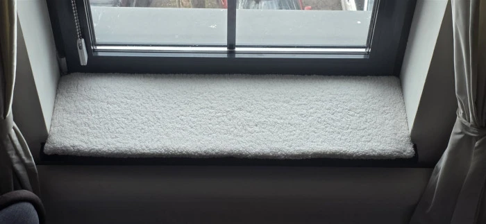 Teddy-Fensterbankkissen in Weiß, genau so breit wie die Fensterbank