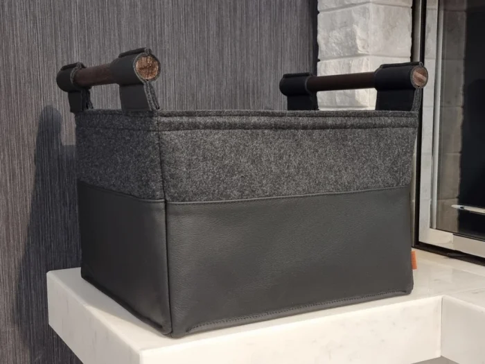Handgefertigte Leoprint Filztasche in Grau mit markantem Leoprint-Muster
