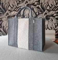 Moderne Filzhandtasche mit Fell beige