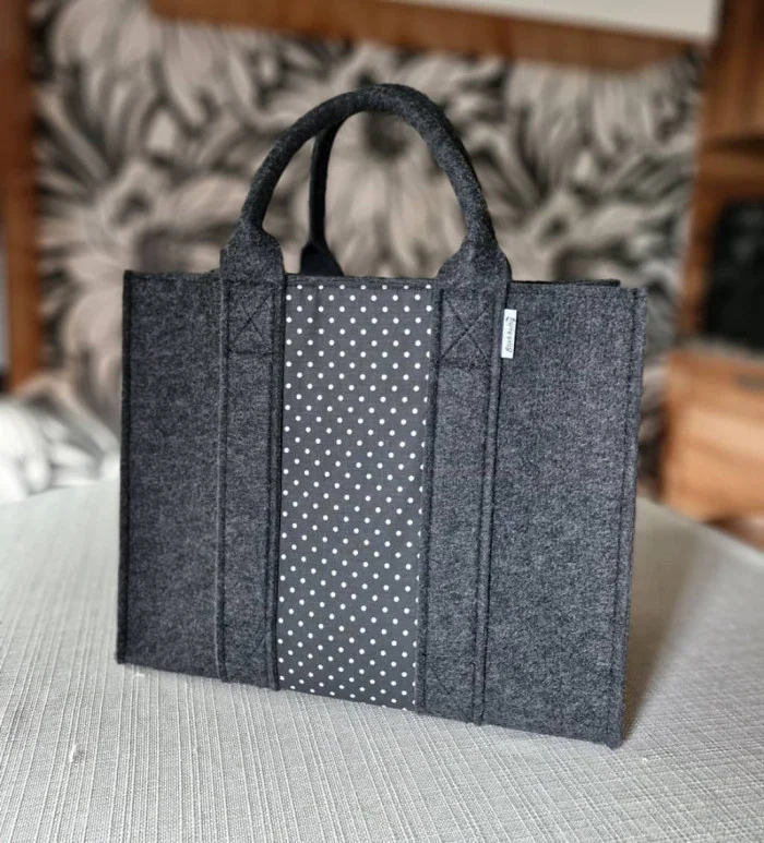 Filzhandtasche mit weißen Punkten