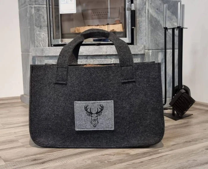 Stilvolle Filztasche für Kaminholz mit schwarzem Hirschkopf-Motiv, ideal für die Aufbewahrung neben dem Kamin