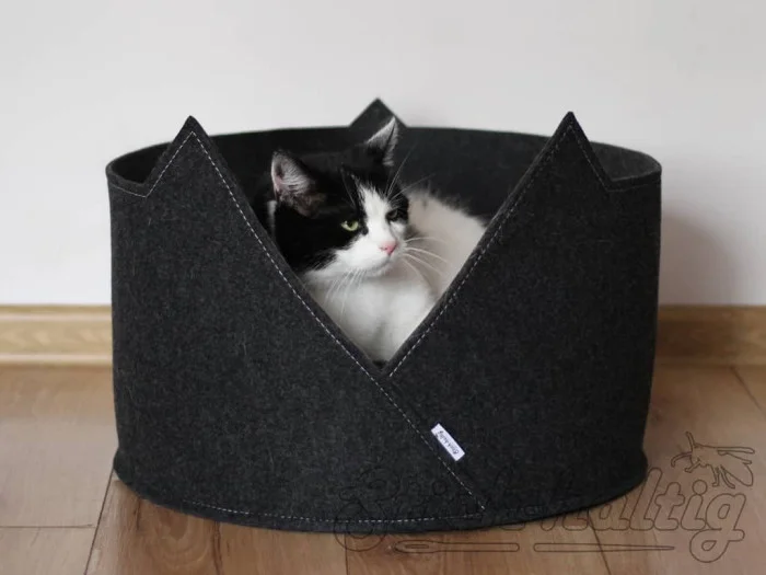 Rundes Katzebett aus Filz mit Katze