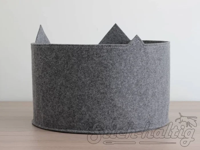 Rundes Katzebett aus Filz mit Katze