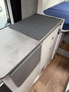Herdabdeckung aus Filz schafft zusätzliche Arbeitsfläche im Camper