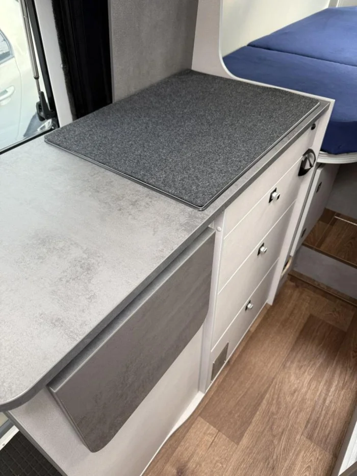 Herdabdeckung aus Filz schafft zusätzliche Arbeitsfläche im Camper