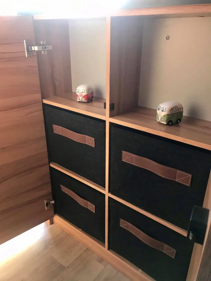 Kunde Regalkorb dunkelgrau mit Ledergriff braun.jpg
