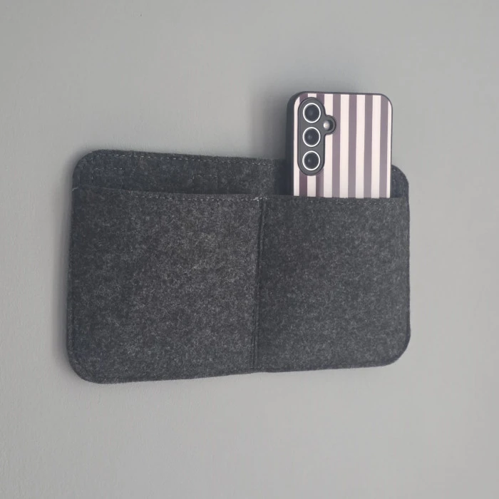 Wandorganizer aus dunkelgrauem Filz mit zwei Fächern und Smartphone, 25 × 15 cm