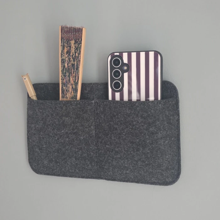 1. Wandorganizer aus dunkelgrauem Filz mit Smartphone und Kleinteilen, seitliche Ansicht