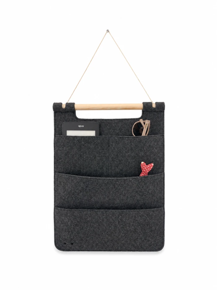 Wandtasche aus Filz mit Holzstab