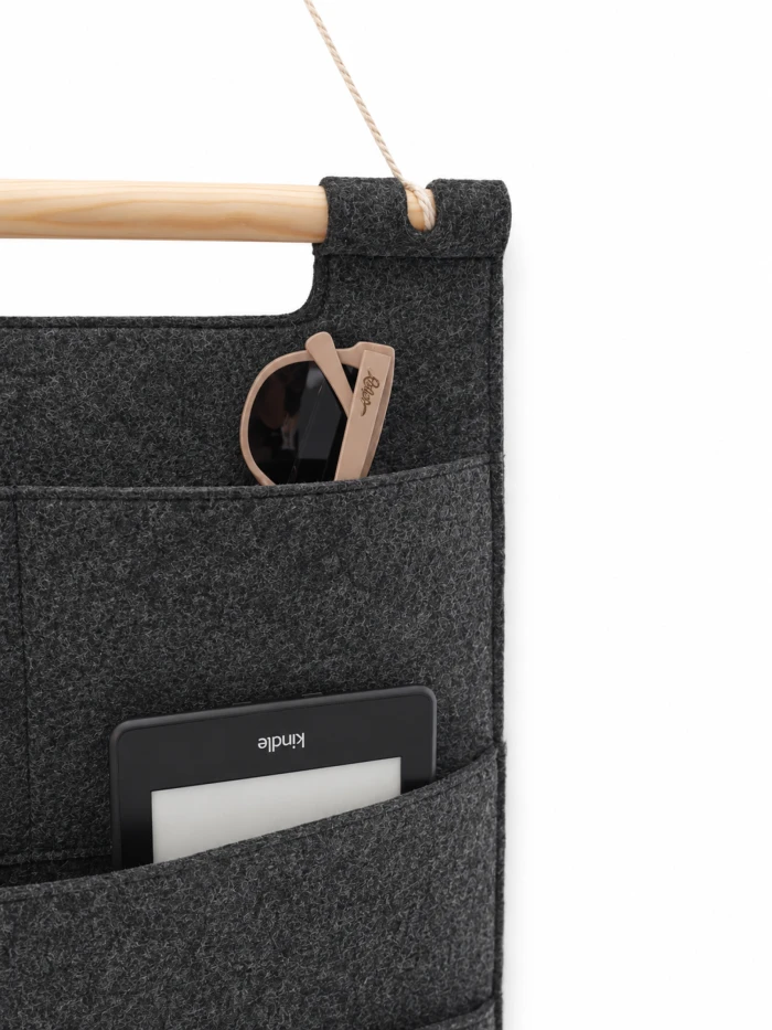 Filz Organizer für die Wand mit Holzstab