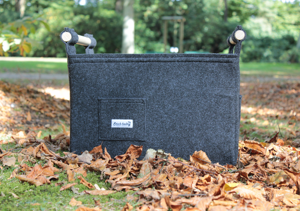 Kaminkorb aus Filz im Herbst