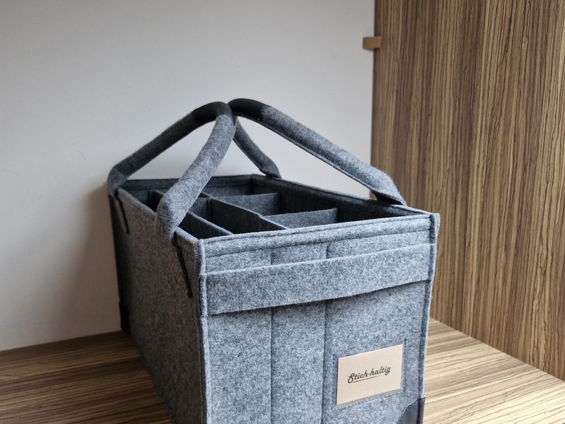 Büro – Filz-Organizer auf Holzregal