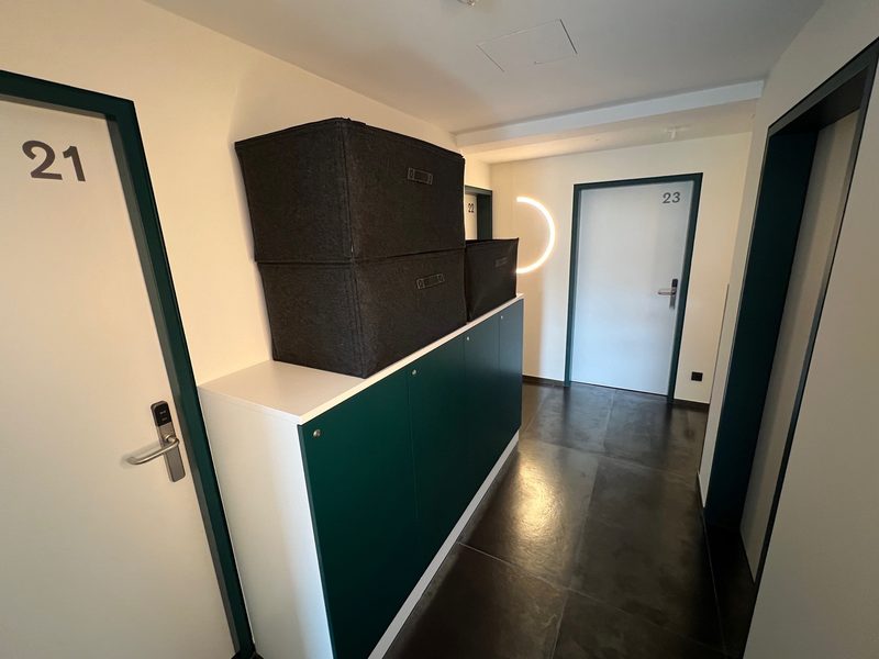 Hotel – Filzboxen im Hotelflur