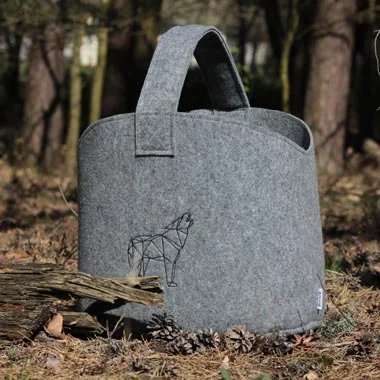 Praktischer Kaminholzkorb aus Filz mit geometrischem Wolf Motiv