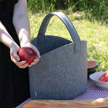 Picknicktasche aus Filz ideal für stilvolle Mahlzeiten in der Natur